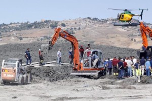 Le operazioni di soccorso e ricerca sul luogo dell'esplosione di un vulcanello nella riserva Maccalube ad Aragona-Caldare, Agrigento, 27 settembre 2014. ANSA/ CALOGERO MONTANA