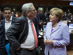 Tsipras, Juncker e Merkel - foto LaPresse
