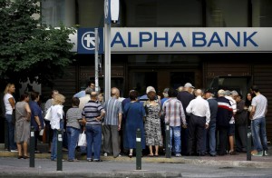 Code alla banca greca - foto LaPresse