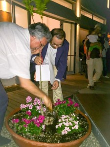Giunta e l'ambasciatore armeno piantano un melograno, simbolo dell'Armenia