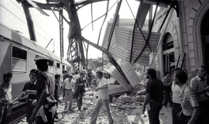 ansa - strage bologna - Il lavoro dei soccorritori subito dopo la strage di Bologna del 2 agosto 1980, in una foto d'archivio. ANSA