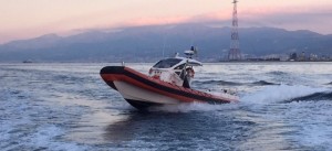 vedetta guardia costiera in attività di polizia marittima nello stretto