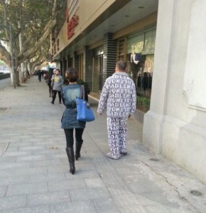 uomo esce in strada in pigiama