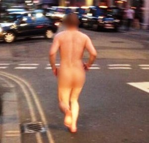 uomo nudo in strada