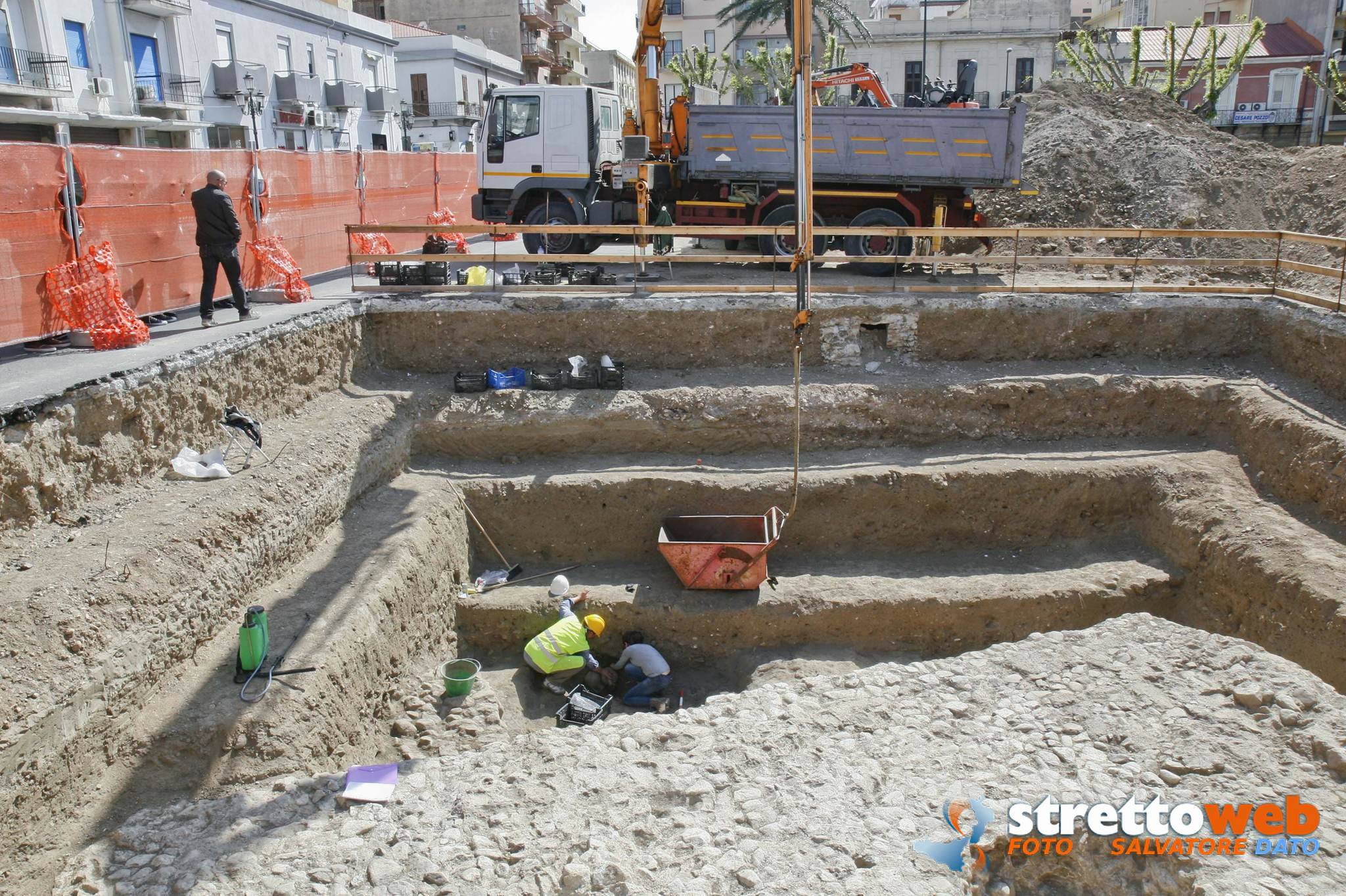 scavi archeologici reggio calabria piazza garibaldi (2)