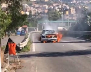 Auto in fiamme Modena Reggio Calabria