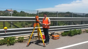 Tecnico Laboratorio misurazione pendenza viadotto