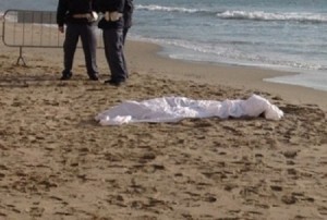 cadavere in spiaggia