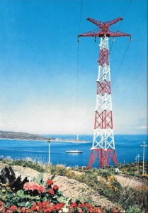 Una delle rarissime immagini del vecchio collegamento elettrico via aerea nello Stretto di Messina, operativo dal 1956 al 1992