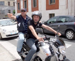Tonio Licordari sulla moto con il fotografo Attilio Morabito, che oggi su facebook l'ha voluto ricordare con questo scatto