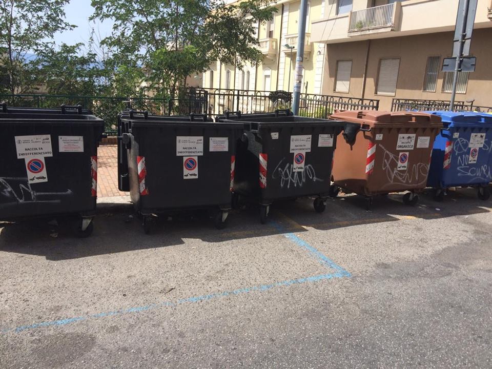 Cassonetti strisce blu Reggio