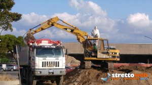 trasferimento della terra di scavo del 1 e 3 saggio per poi essere setacciata. (16)