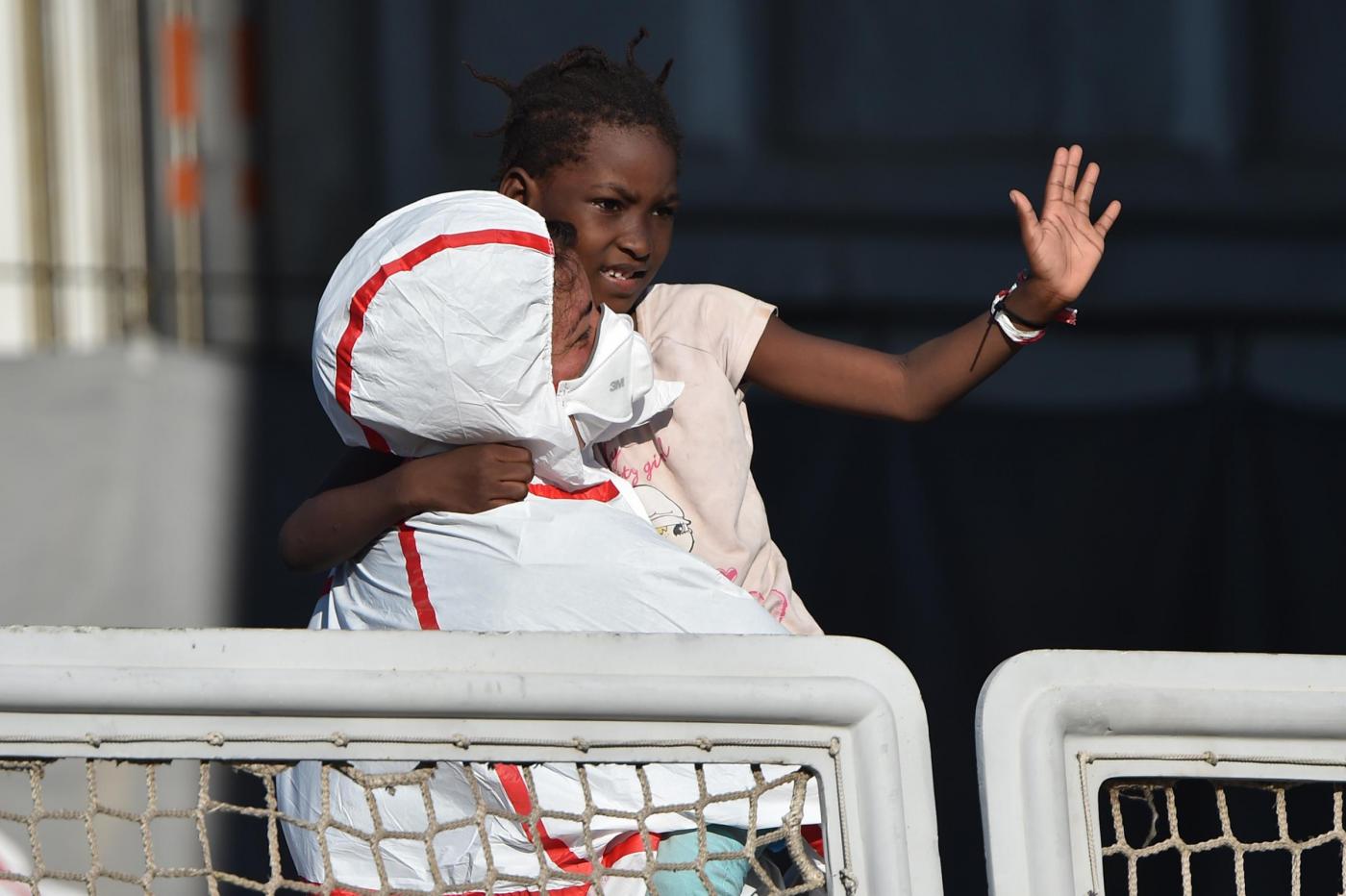 Migranti – Fregata Marina Militare Virginio Fasan arriva nel porto di Messina