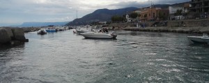 panoramica del porticciolo abusivo sequestrato con visuale da mare