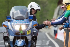 Courmayeur (AO), il motociclista della Polizia Stradale saluta i tifosi durante il Giro D'Italia 2015-05-29 © Massimo Sestini