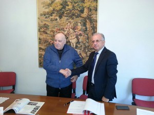 stretta-di-mano-tra-guarna-e-foti-per-la-sottoscrizione-del-protocollo