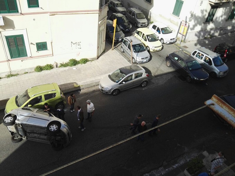Paura a Messina: auto si cappotta in pieno centro, donna ferita [FOTO]