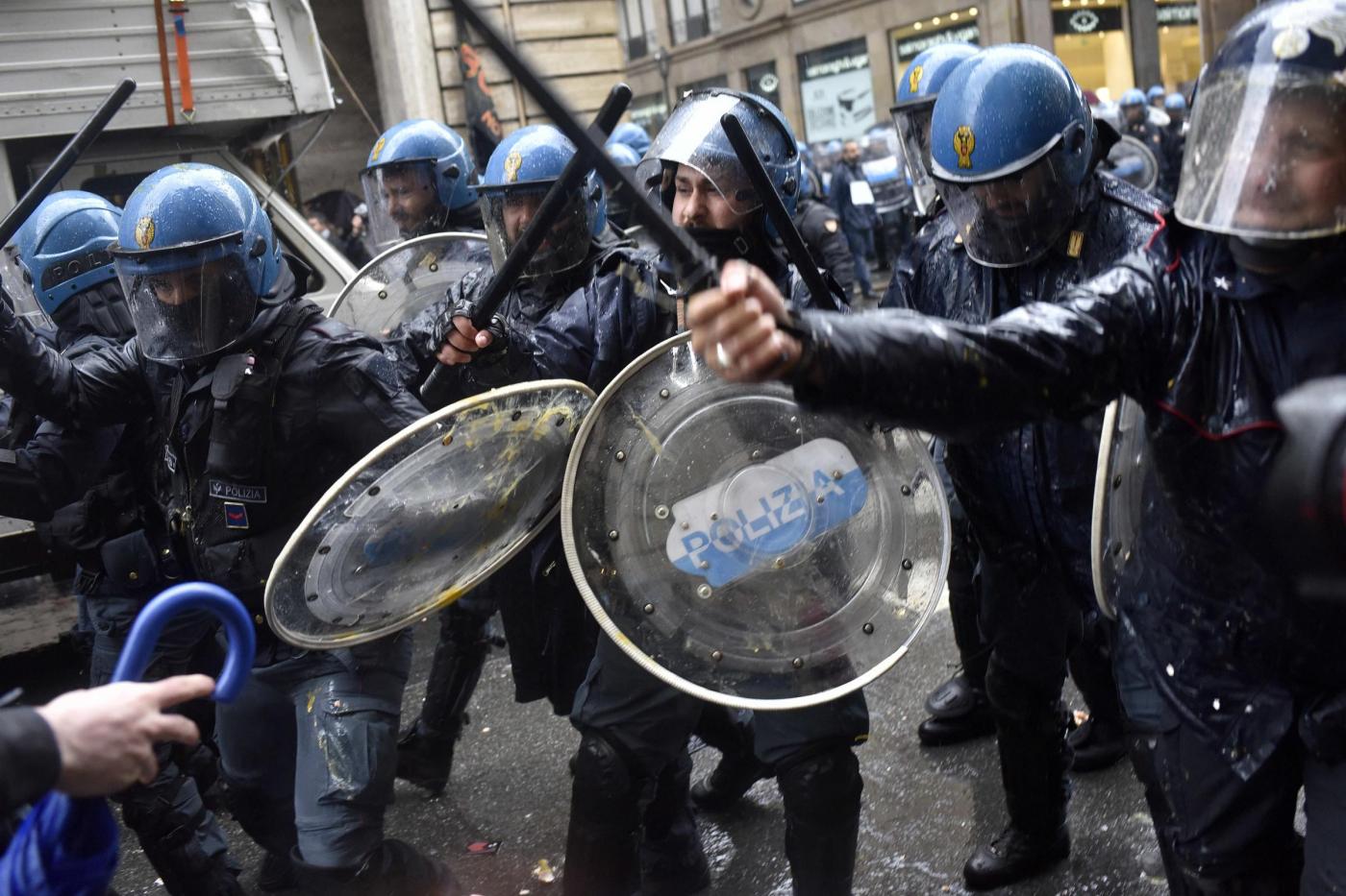 Corteo del 1° maggio a Torino, scontri tra centri sociali e polizia