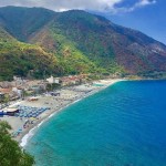 Scilla prima dell'alluvione di stamattina: evidenti i segni degli incendi sulle montagne della Costa Viola