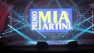 L' A.R.I. l'Associazione Radioamatori Italiani sezione di Reggio Calabria ancora in prima fila come sempre al fianco della protezione civile, un piccolo esercito di volontari ed appassionati di radiocomunicazioni di emergenza che danno il proprio contributo in silenzio e determinante in situazioni emergenziali. Non tutti sanno, anzi pochi ne sono a conoscenza, che esiste una rete di di telecomunicazioni di emergenza alternativa a quelle dello Stato, questa rete è gestita dai radioamatori dell'A.R.I ( Associazione Radioamatori Italiani) per essere precisi tale associazione è stata fondata da Marconi e in Italia annovera circa 14.000 iscritti. Nel 1981 su specifico incarico, del Consiglio Direttivo A.R.I. , in particolare un gruppo di radioamatori : Giovanni Romeo i2RGV, Franco Campanelli i2UFE, Settimio Sordi i5SZB e Bruno Surace i8SUD si propone di presentare a tutte le Prefetture del territorio Italiano un progetto denominato Rete Radiocomunicazioni Alternative di Emergenza delle Prefetture ovvero “RETE DI RADIOCOMUNICAZIONI ALTERNATIVE DI EMERGENZA” Questa rete, operativa su frequenze HF, sviluppata e operativa grazie alle potenzialità e capacità dei radioamatori aderenti all’A.R.I. La circolare della Segreteria Generale A.R.I. n°10/81 ne fa testo, informando tutti gli associati dell’avvenuto inserimento dei radioamatori nel settore della Protezione Civile segnalando, agli stessi, l’impegno profuso dal gruppo promotore della predetta Rete presso le Prefetture. La rete di Comunicazioni Alternative di Emergenza o RETE ZAMBERLETTI Nell’alveo della strutturazione del Servizio Nazionale di Protezione Civile nel 1985 si concretizza, con un Decreto Legge(Gomez-Zamberletti), dopo una fase di sperimentazione la Rete di Radiocomunicazioni Alternative che dal 13 Ottobre 2022 ha assunto il nome di RETE ZAMBERLETTI. Da allora si effettuano mensilmente delle prove di sintonia per testare la funzionalità delle apparecchiature radio, partecipano di volta in volta alle esercitazioni il dipartimento di protezione civile di Roma, il Comando Generale dei Vigili del Fuoco, l’Ospedale da Campo di Orio al Serio, le navi della Marina Militare ( in caso l'aiuto arrivi anche dal mare) , molte stazioni mobili dislocate in punti strategici del territorio nazionale ed infine anche la Repubblica di San Marino. La rete è strutturata in tre grandi aree, la cui la gestione è affidata a tre prefetture definite capo maglia, Varese per l'intero nord, Siena per il centro italia e Reggio Calabria per l'intero sud e isole, quindi Reggio Calabria ricopre un ruolo primario ed essenziale in questo campo, grazie anche alla collaborazione dei vari funzionari della prefettura e del Prefetto di cui sia loro che noi godiamo di reciproca fiducia e professionalità.