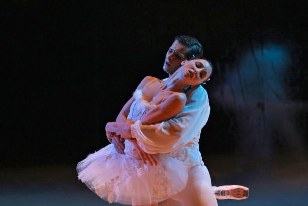 Lago-dei-cigni-di-Teet-Kask-Balletto-di-Milano-ph.-Moro-Dessì-1-610×407