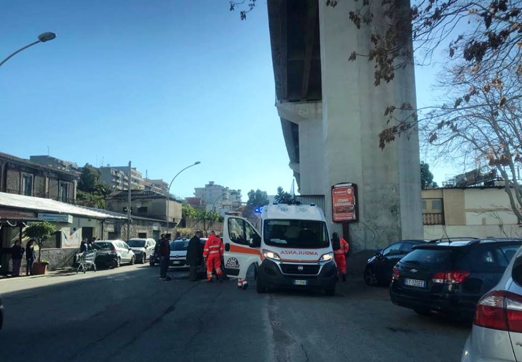 Reggio Calabria, incidente a Pentimele: uomo sull'asfalto, arrivano ...