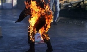 uomo si dà fuoco