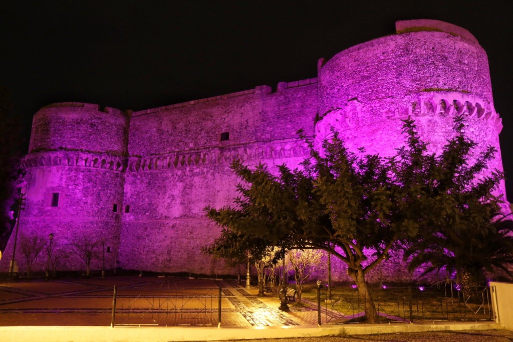 castello aragonese colorato giornata epilessia
