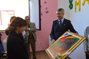 Il Direttore Fulciniti consegna un quadro al Prefetto Di Stani
