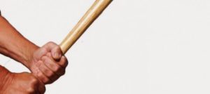 aggressione bastone legno