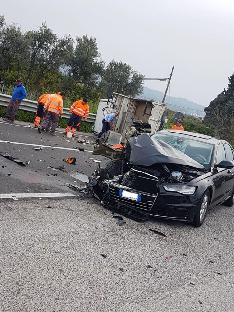 Ennesimo incidente in Calabria sulla SS106 [FOTO]