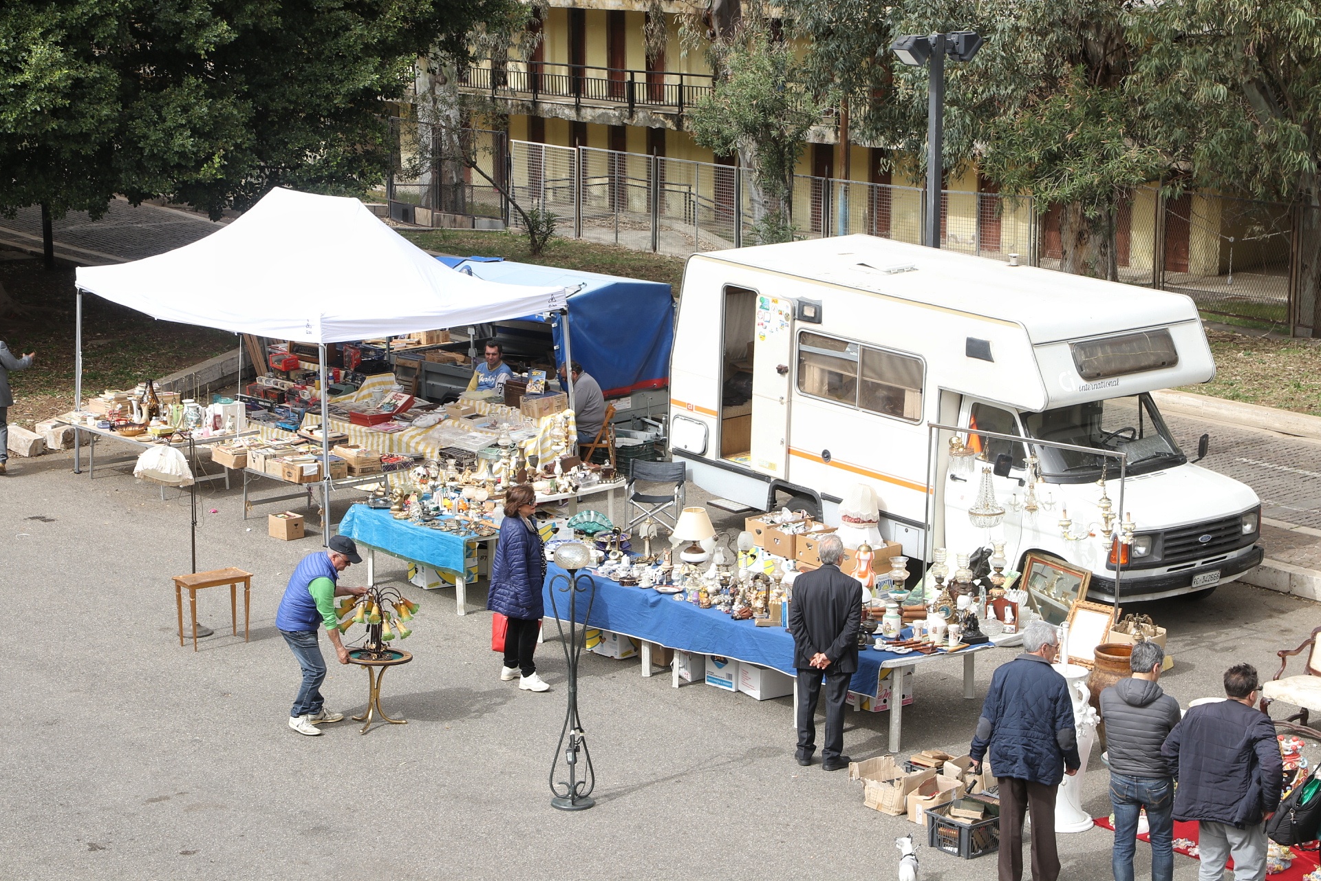 foto di mercato delle pulci di valle di maddaloni