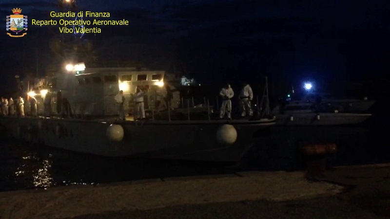 crotone scafisti migranti