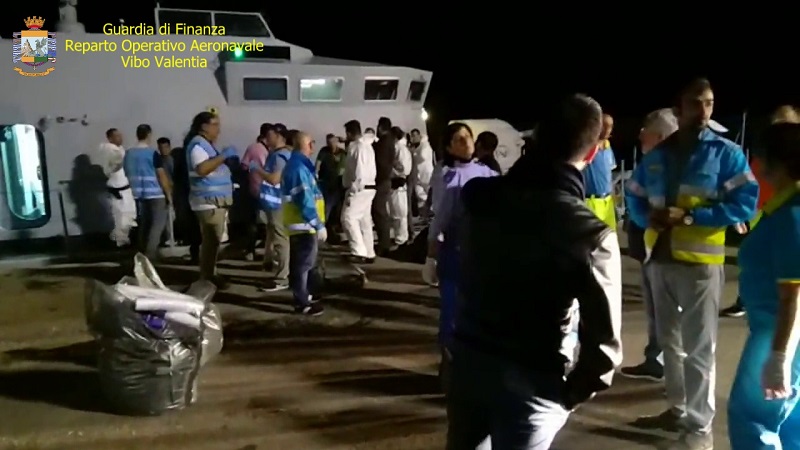 crotone scafisti migranti