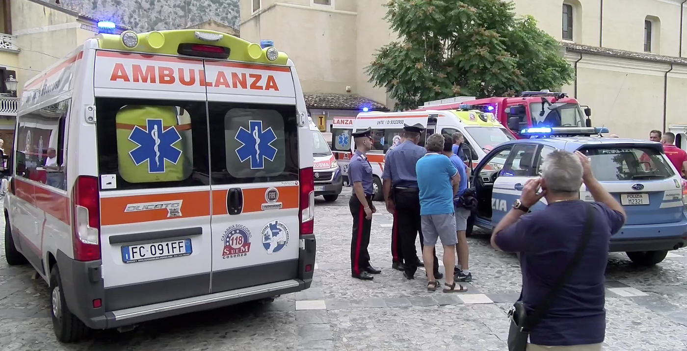 Calabria, piena improvvisa del torrente Raganello nel Parco del Pollino