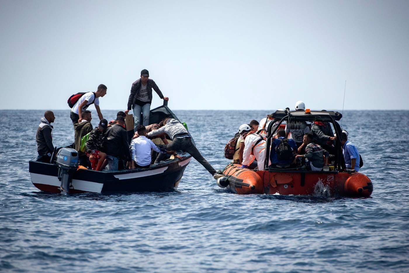 Migranti, barcone nello Stretto di Gibilterra soccorso dalla Guardia Civile spagnola