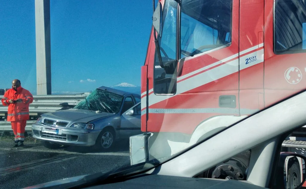 Reggio Calabria Terribile Incidente Sul Raccordo Allo Svincolo Delle 