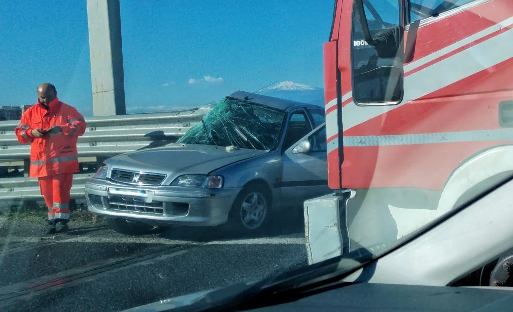 Reggio Calabria Terribile Incidente Sul Raccordo Allo Svincolo Delle 