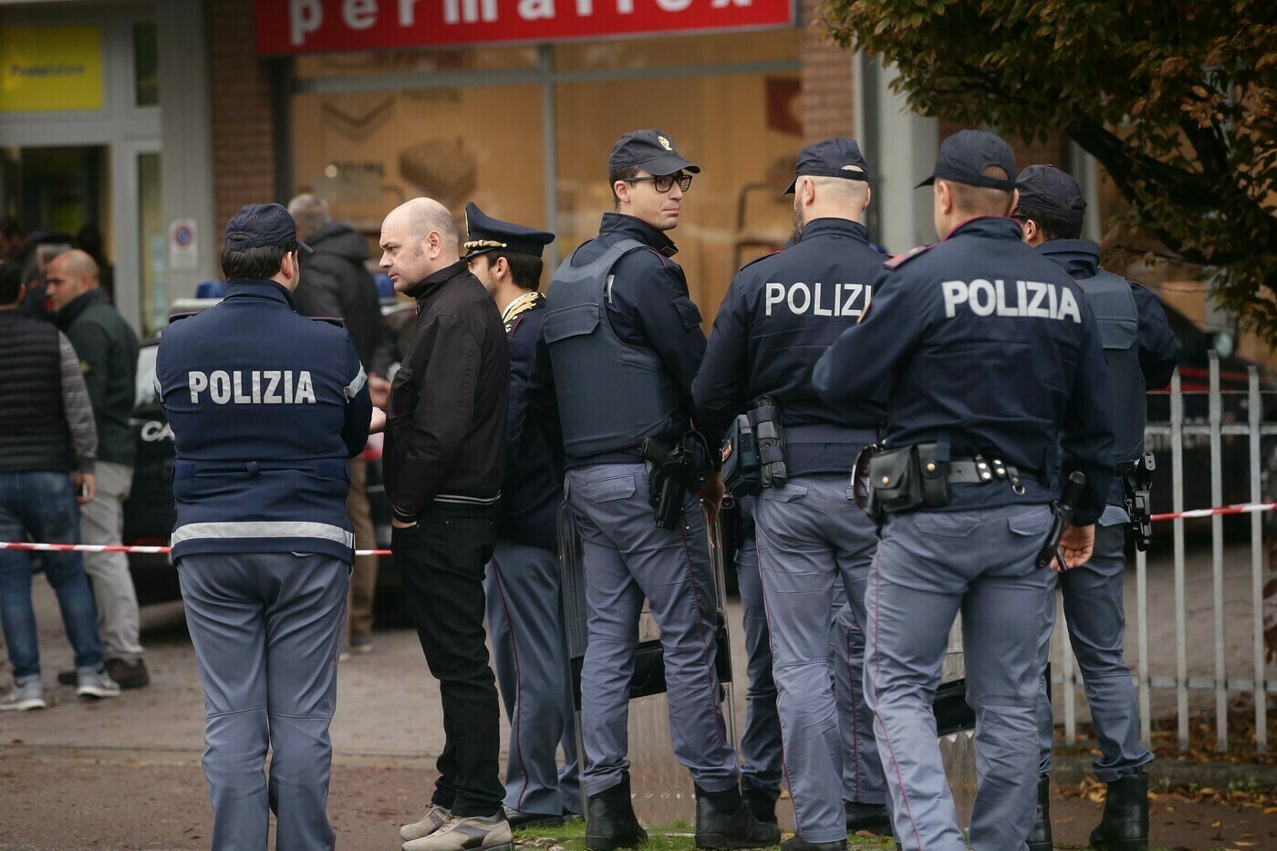 Poste Reggio Emilia -Uomo barricato con ostaggi