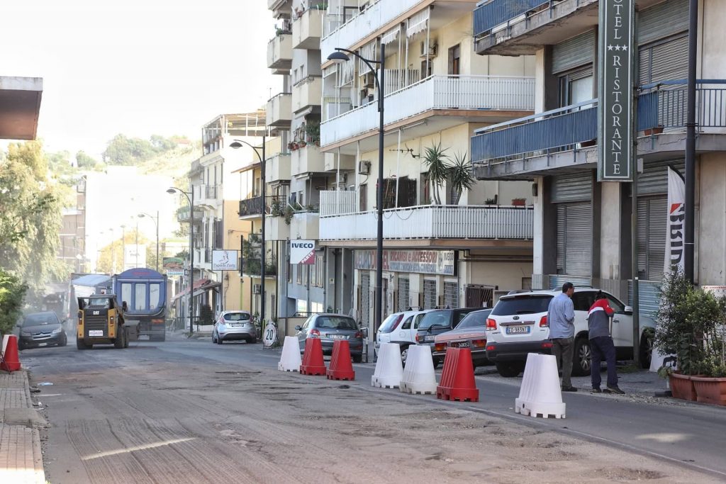 Reggio Calabria: in corso i lavori per riasfaltare e riaprire via ...