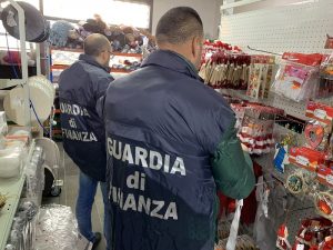 cosenza sequestro addobbi giocattoli