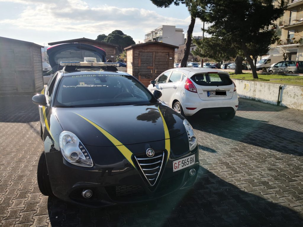 Messina sequestro auto targa estera