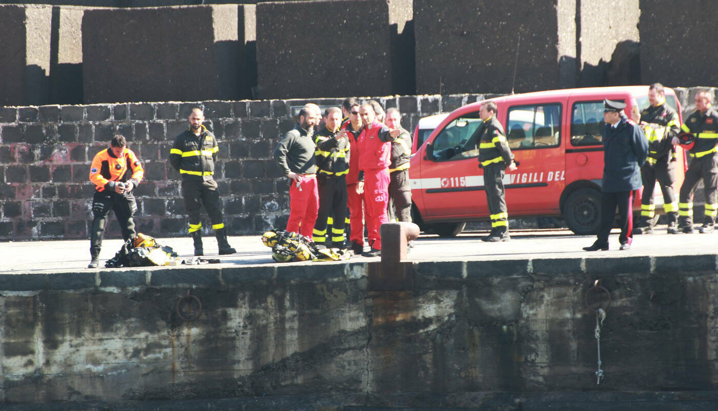 Maltempo, auto travolta dal mare con tre giovani a bordo ad Acireale
