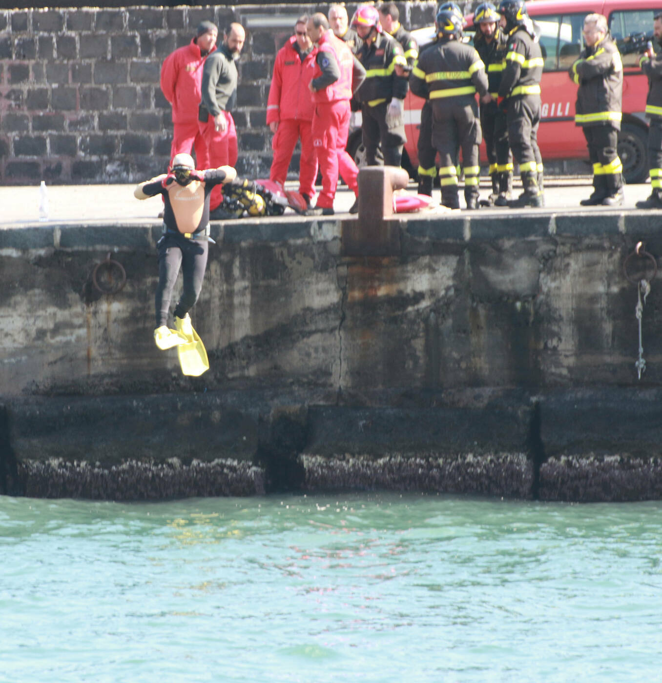 Maltempo, auto travolta dal mare con tre giovani a bordo ad Acireale