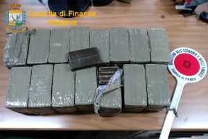 Guardia Finanza Messina droga frutta