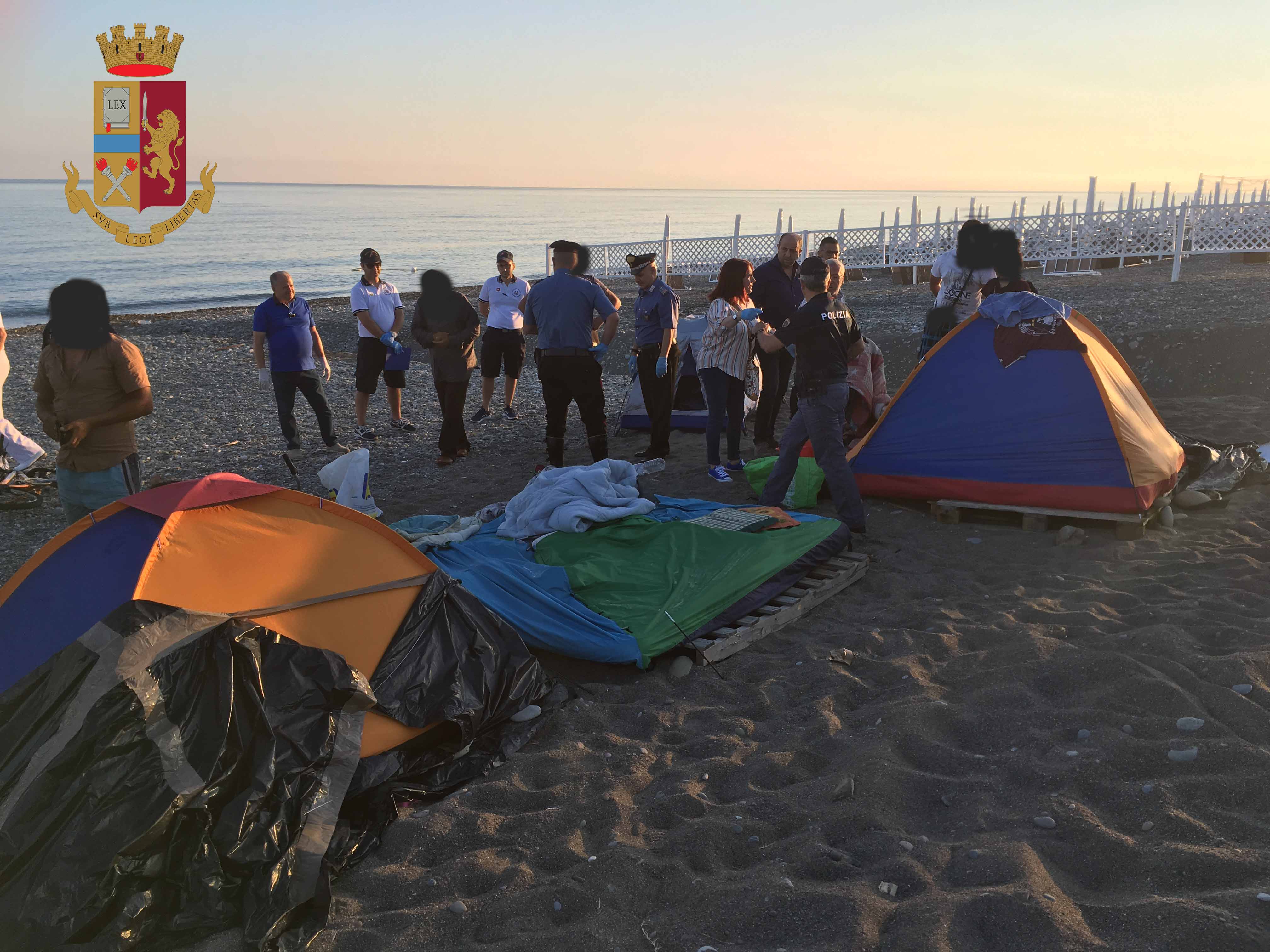 accampamento nomadi spiaggia sant’agata militello