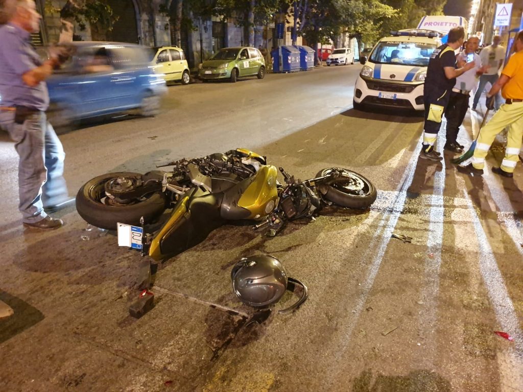 Incidente in pieno centro a Messina: scontro tra moto e auto, centauro ...