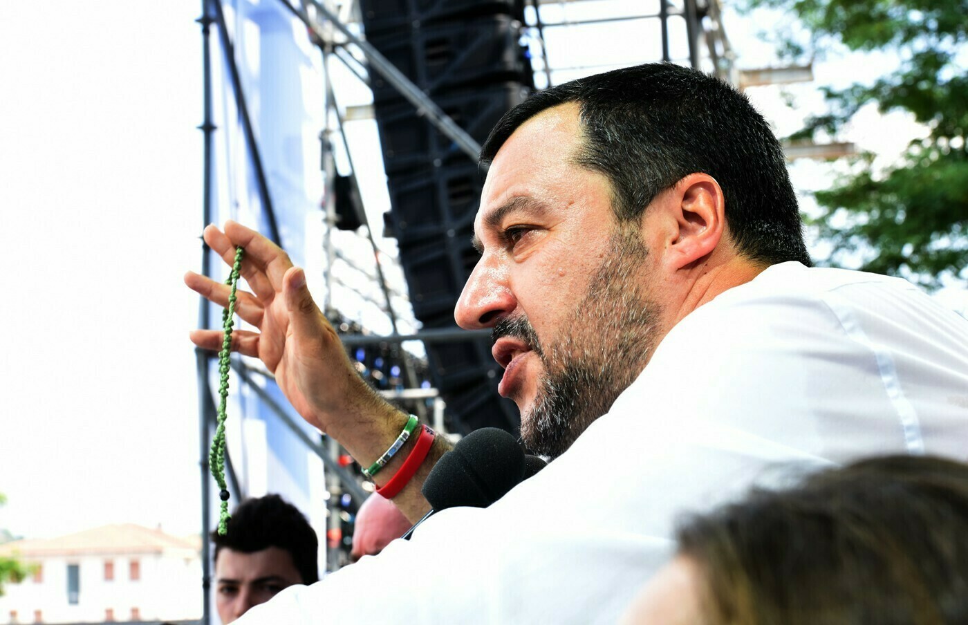 Matteo Salvini mostra il rosario dal palco di Pontida