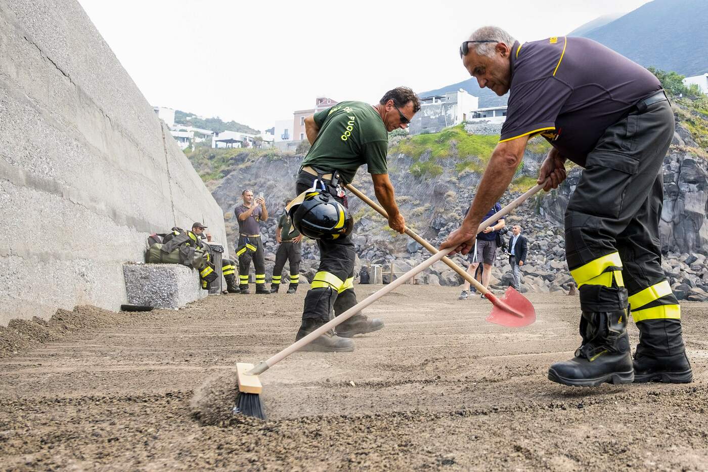 Esplosioni dal vulcano di Stromboli: poggia di lapilli e incendi