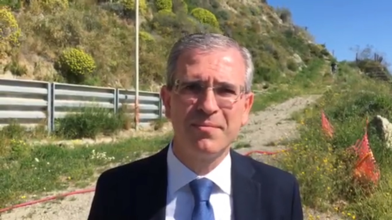 L’assessore Falcone alla frana di Letojanni (1)